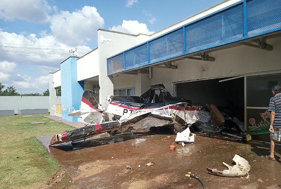 Avião de pequeno porte cai sobre creche mas nenhuma criança foi atingida