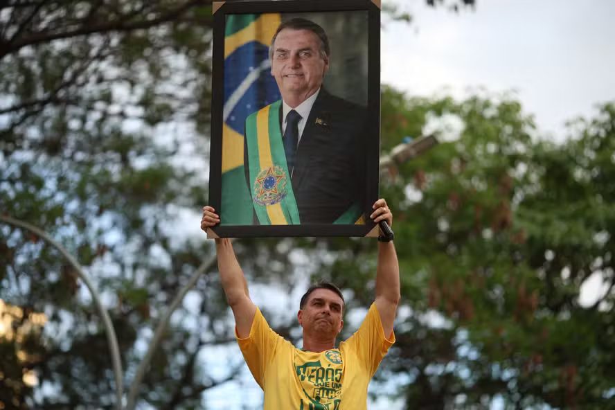 Candidato a Presidência do Brasil volta a visitar o Pai, ex-Presidente Bolsonaro