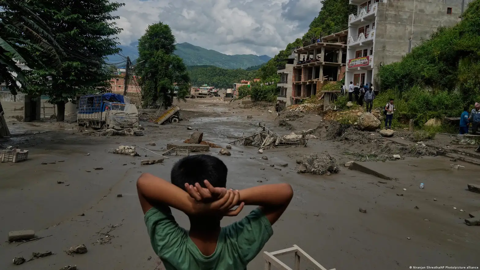Forças de Segurança do Nepal resgatam vitimas da avalanche de lama
