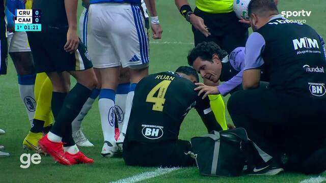 Zagueiro Ruan Tressoldi do Galo cai de mal jeito e é levado ao Hospital