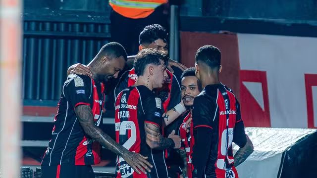 Queda livre: Botafogo não resiste ao futebol do Vitoria e perde no Barradão