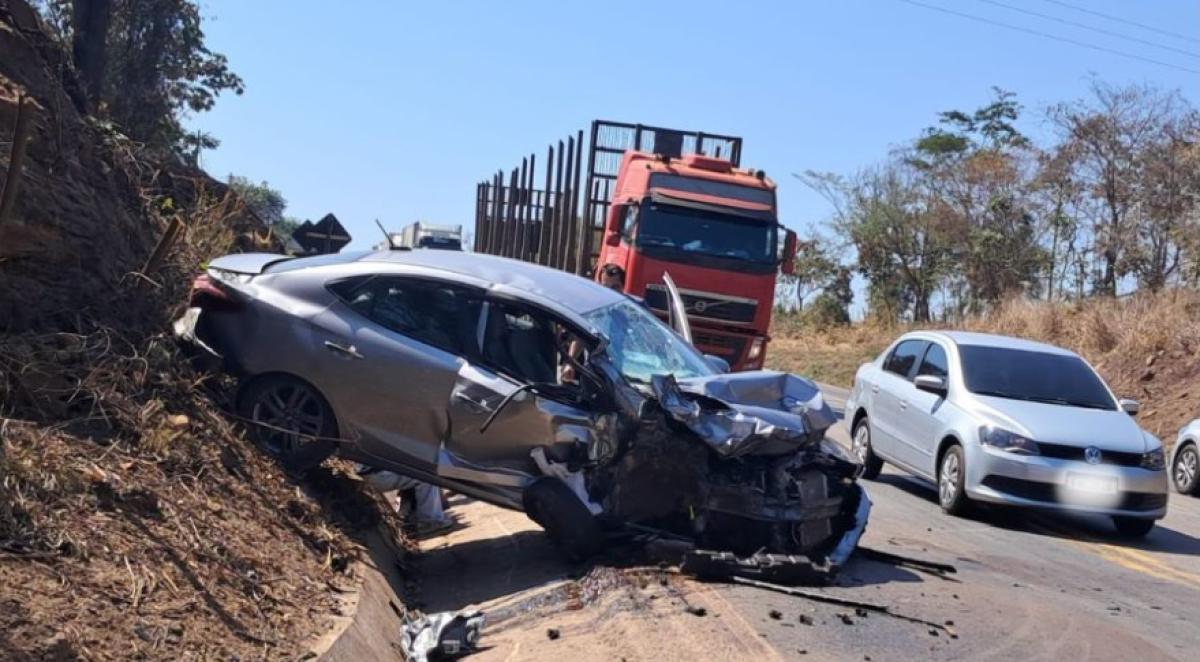 Grave acidente em rodovia de MT envolvendo caminhão e carro deixa feridos